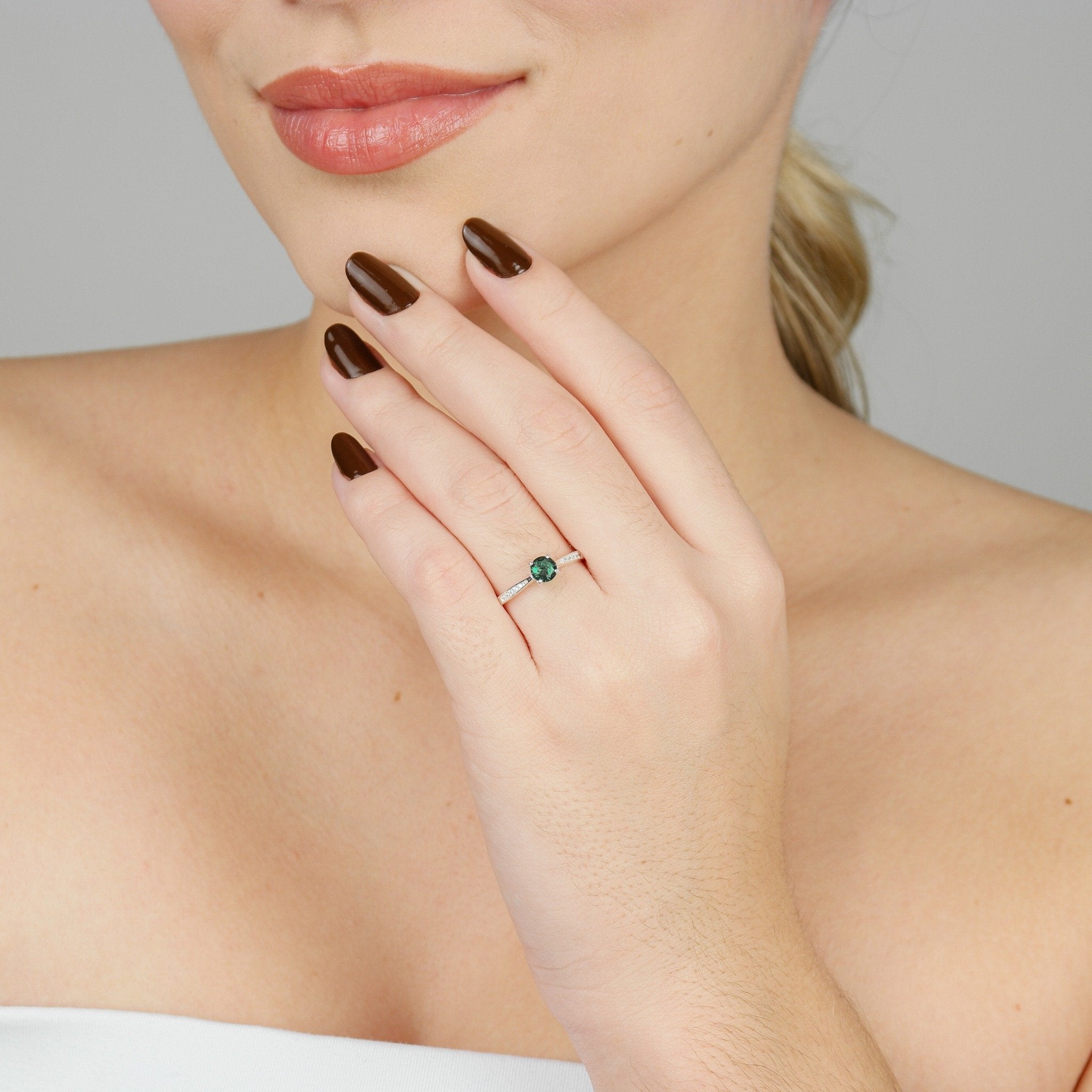 Anel Solitário Cravejado Verde Escuro