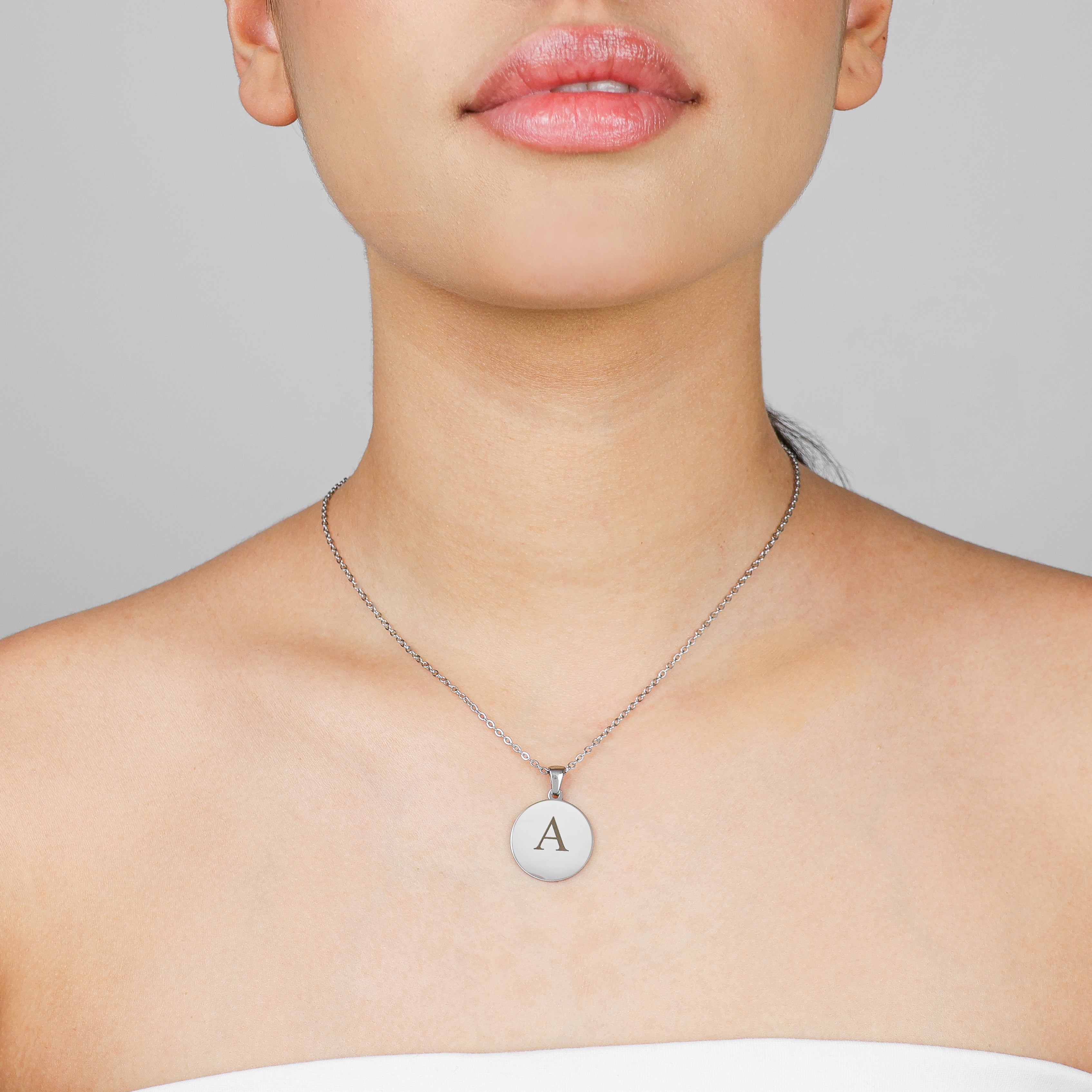 Colar com pingente redondo personalizado com letra