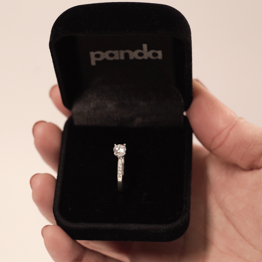 Anel Solitário Cravejado Branco