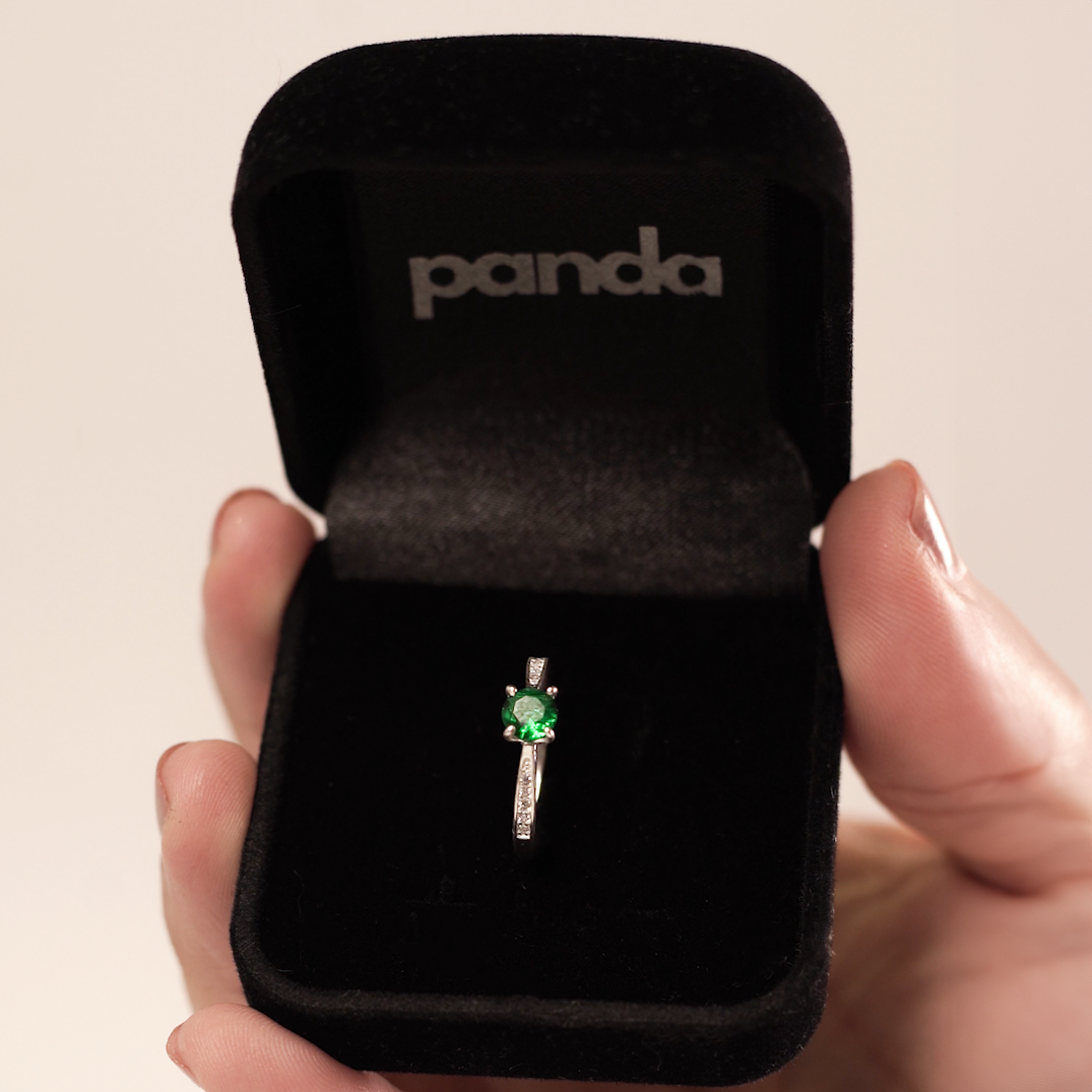 Anel Solitário Cravejado Verde Claro