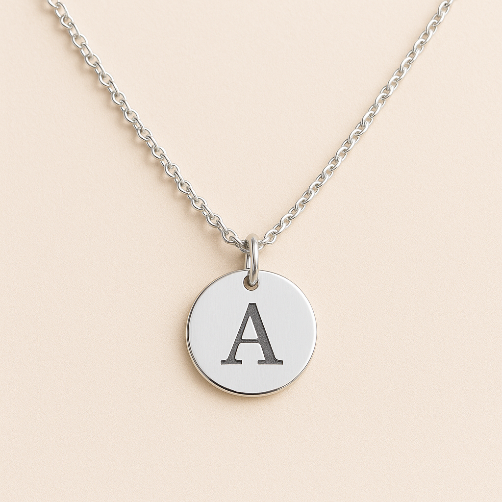 Colar com pingente redondo personalizado com letra