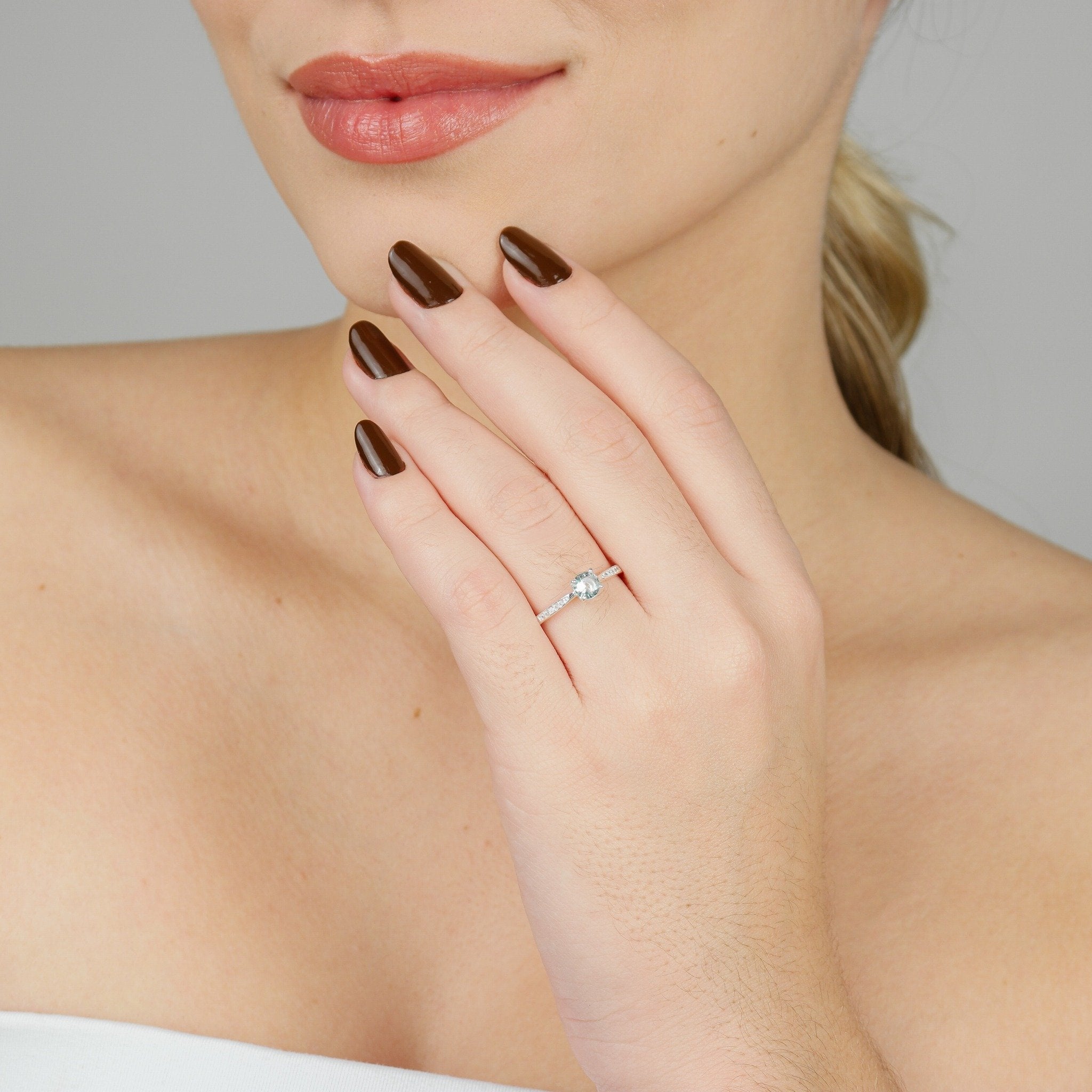 Anel Solitário Cravejado Azul Claro