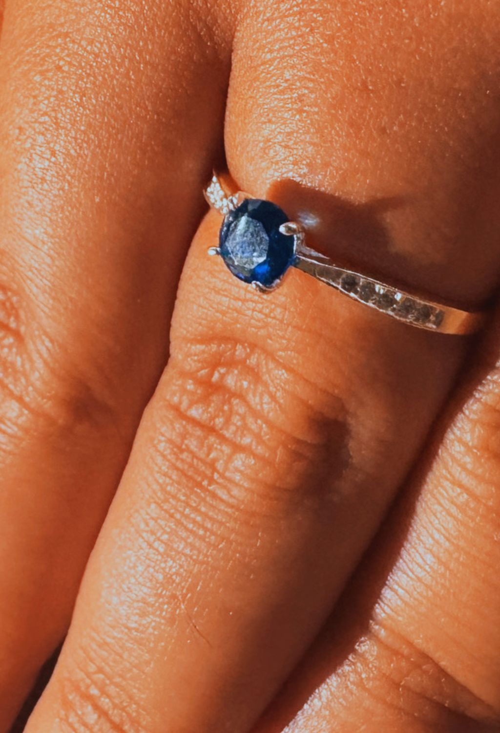 Anel Solitário Cravejado Azul Escuro