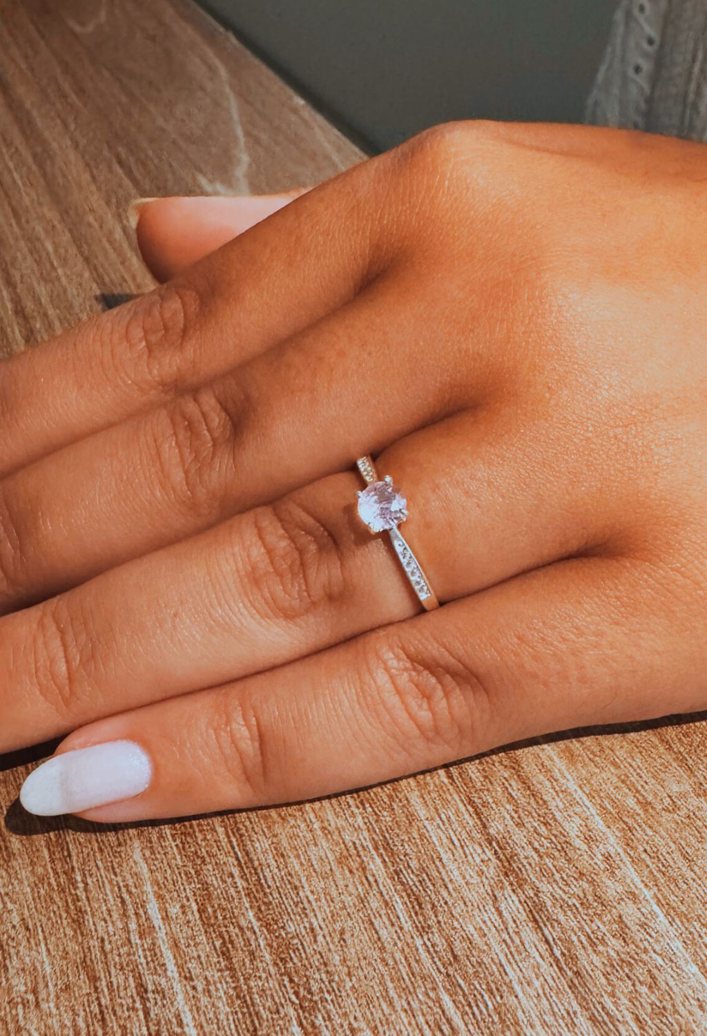 Anel Solitário Cravejado Rosa Claro