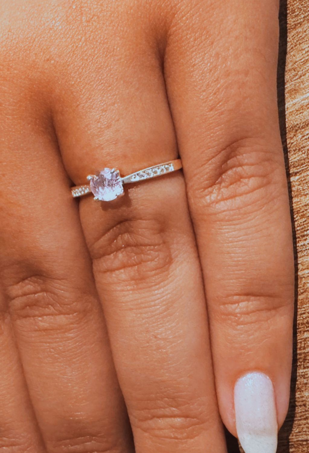 Anel Solitário Cravejado Rosa Claro