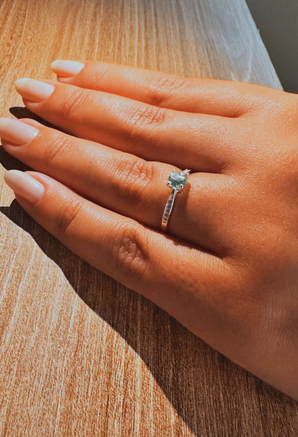 Anel Solitário Cravejado Verde Claro